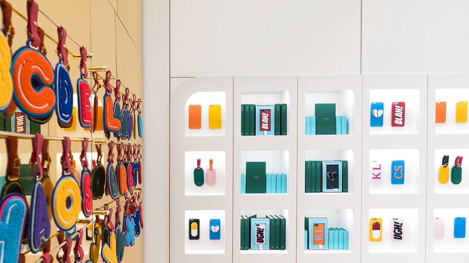 時尚配飾品牌個性配飾手機殼、護身符、拉鏈等創意產品包裝設計